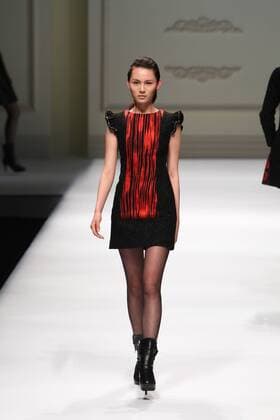 Peking Fashion Week - Pan Yiliang Pink Mary Modenschau BEIJING, CHINA - MARCH 30: (CHINA OUT) A model showcases designs on the runway at Pan Yiliang x Pink Mary Haute Couture during the Mercedes-Benz China Fashion Week Autumn Winter 2016 2017 at Beijing Hotel on March 30, 2016 in Beijing, China.  CFP481928534