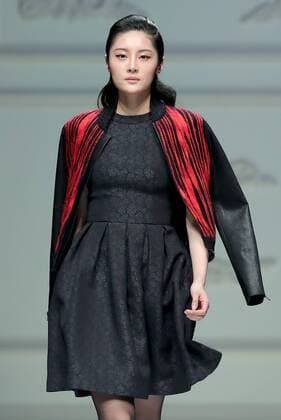 Peking Fashion Week - Pan Yiliang Pink Mary Modenschau A model presents a creation by designer Pan Yiliang during China Fashion Week in Beijing, capital of China, March 30, 2016. )(ry) CHINA-BEIJING-FASHION WEEK (CN) ChenxJianli 