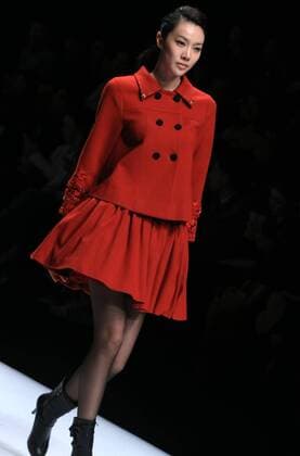 Peking Fashion Week - Pan Yiliang Pink Mary Modenschau A model presents a creation by designer Pan Yiliang during China Fashion Week in Beijing, capital of China, March 30, 2016. )(ry) CHINA-BEIJING-FASHION WEEK (CN) LixMingfang 
