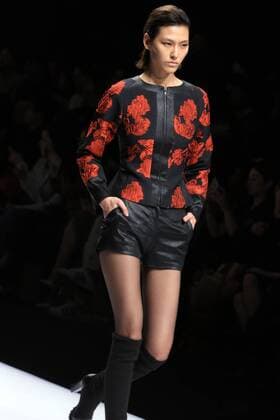 Peking Fashion Week - Pan Yiliang Pink Mary Modenschau A model presents a creation by designer Pan Yiliang during China Fashion Week in Beijing, capital of China, March 30, 2016. )(ry) CHINA-BEIJING-FASHION WEEK (CN) LixMingfang 