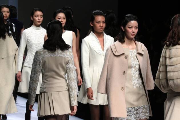 Peking Fashion Week - Pan Yiliang Pink Mary Modenschau Models present creations by designer Pan Yiliang during China Fashion Week in Beijing, capital of China, March 30, 2016. )(ry) CHINA-BEIJING-FASHION WEEK (CN) LixMingfang 