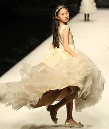 A model presents a creation of designer Xie Jiaqi during the China Fashion Week in Beijing, capital of China, March 30, 2016. ) (zwx) CHINA-BEIJING-FASHION WEEK(CN) LixJianbo 