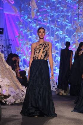 MUMBAI, INDIA - MARCH 29: A model displays the creation of fashion designer Manish Malhotra during the opening show of Lakme Fashion Week Summer Resort 2016, at Mehboob Studio, Bandra on March 29, 2016 in Mumbai, India. (Photo by Pramod Thakur Hindustan Times ) Lakme Fashion Week Summer Resort 2016