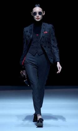 Peking Fashion Week - Henry Herbert Liu Yong Private Custom Collection Modenschau (160331) -- BEIJING, March 31, 2016 -- A model presents fashion creations designed by Liu Yong during a fashion show titled Henry Herbert Liu Yong Private Custom Collection at China Fashion Week in Beijing, capital of China, March 31, 2016. )(mcg) CHINA-BEIJING-FASHION WEEK-LIU YONG (CN) ChenxJianli 