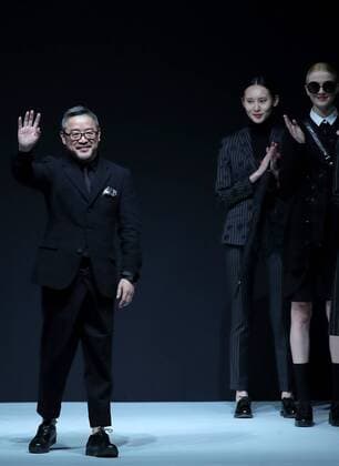 Peking Fashion Week - Henry Herbert Liu Yong Private Custom Collection Modenschau (160331) -- BEIJING, March 31, 2016 -- Designer Liu Yong (L) gestures during a fashion show titled Henry Herbert Liu Yong Private Custom Collection at China Fashion Week in Beijing, capital of China, March 31, 2016. )(mcg) CHINA-BEIJING-FASHION WEEK-LIU YONG (CN) ChenxJianli 