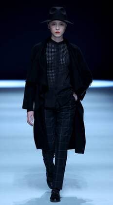 Peking Fashion Week - Henry Herbert Liu Yong Private Custom Collection Modenschau (160331) -- BEIJING, March 31, 2016 -- A model presents fashion creations designed by Liu Yong during a fashion show titled Henry Herbert Liu Yong Private Custom Collection at China Fashion Week in Beijing, capital of China, March 31, 2016. )(mcg) CHINA-BEIJING-FASHION WEEK-LIU YONG (CN) ChenxJianli 
