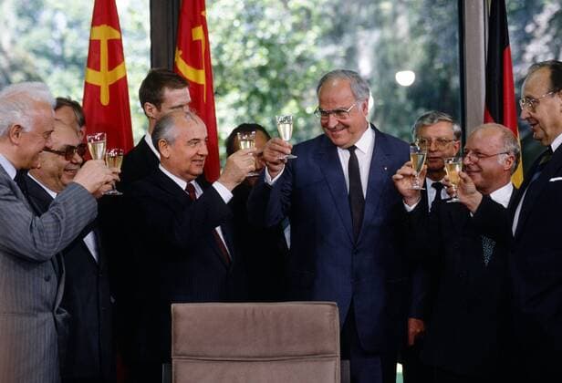 Michail GORBATSCHOW GORBATSCHOV stoesst mit Bundeskanzler Helmut KOHL auf den geschlossenen Freundschaftsvertrag an , Juni 1989 Michail GORBATSCHOW GORBATSCHOV GORBACHEV is toasting with Chancellor Helmut KOHL on the common treaty , June 1989