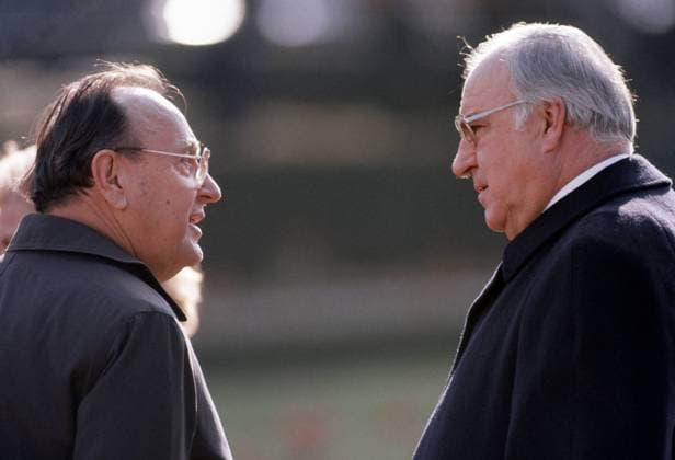 Bilder des Tages Bundesaussenminister Hans-Dietrich GENSCHER , FDP , und Bundeskanzler Helmut KOHL , CDU , 09.11.1990 Minister Hans-Dietrich GENSCHER , FDP , and Chancellor Helmut KOHL , CDU , 09.11.1990