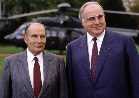 Francois MITTERRAND , Praesident von Frankreich , und Bundeskanzler Helmut KOHL , CDU , treffen sich in Bonn , November 1989 Francois MITTERRAND , President of France , and Chancellor Helmut KOHL , CDU , are meeting in Bonn , November 1989