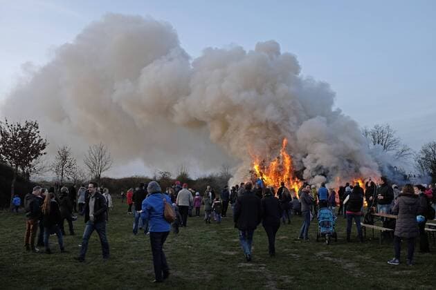 Osterfeuer Osterfeuer im ländlichen Niedersachsen. Das Feuer ist entzündet, weil fast nur frischer Baumschnitt verbrannt wird, kommt es zu einer enormen Rauchentwicklung.