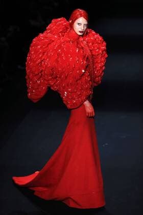 Bilder des Tages A model presents a creation by designer Hu Sheguang during the China Fashion Week in Beijing, capital of China, March 31, 2016. ) (ry) CHINA-BEIJING-FASHION WEEK (CN) LixMingfang 