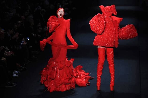 Models present creations by designer Hu Sheguang during the China Fashion Week in Beijing, capital of China, March 31, 2016. ) (ry) CHINA-BEIJING-FASHION WEEK (CN) LixMingfang 