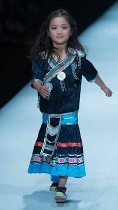 A child model presents a creation by designer Xu Xinyin during the Children s Ethnic Apparel Collection of the China Fashion Week in Beijing, capital of China, March 31, 2016. ) (ry) CHINA-BEIJING-FASHION WEEK (CN) LixJianbo 