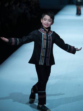 A child model presents a creation by designer Xu Xinyin during the Children s Ethnic Apparel Collection of the China Fashion Week in Beijing, capital of China, March 31, 2016. ) (ry) CHINA-BEIJING-FASHION WEEK (CN) LixJianbo 