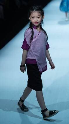 A child model presents a creation by designer Xu Xinyin during the Children s Ethnic Apparel Collection of the China Fashion Week in Beijing, capital of China, March 31, 2016. ) (ry) CHINA-BEIJING-FASHION WEEK (CN) LixJianbo 