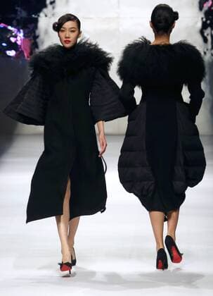 Bilder des Tages Models showcase fashion designs by Zoual Yanti during China s fashion week in Beijing on March 31, 2016. Chinese fashion designers are becoming an international force with both European and American fashion houses looking at the new, fresh Chinese clothing-minds as potential partners in future clothing brands.  PEK2016033131 STEPHENxSHAVER