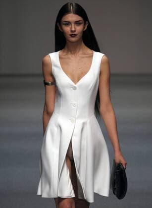 Bilder des Tages Models showcase fashion designs by Zoual Yanti during China s fashion week in Beijing on March 31, 2016. Chinese fashion designers are becoming an international force with both European and American fashion houses looking at the new, fresh Chinese clothing-minds as potential partners in future clothing brands.  PEK2016033151 STEPHENxSHAVER