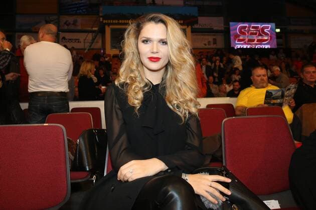 Model und Fernsehdarstellerin Sara Kulka (POL) - Prominente am Ring zum Schwergewichtskampf um die WBO Youth Weltmeisterschaft Tom Schwarz (SES Boxing,GER) vs. Ilja Mezencev (GER) in der Anhalt Arena in Dessau - Einzelbild,Deutschland, Boxen, Frau,14.11.2015