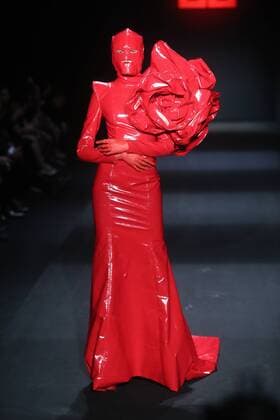 BEIJING, CHINA - MARCH 31: (CHINA OUT) A model showcases designs on the runway at Sheguang Hu Collection during the Mercedes-Benz China Fashion Week Autumn Winter 2016 2017 at 751D.Park on March 31, 2016 in Beijing, China.  CFP481980075