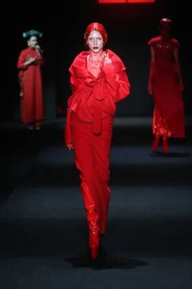 BEIJING, CHINA - MARCH 31: (CHINA OUT) A model showcases designs on the runway at Sheguang Hu Collection during the Mercedes-Benz China Fashion Week Autumn Winter 2016 2017 at 751D.Park on March 31, 2016 in Beijing, China.  CFP481980084