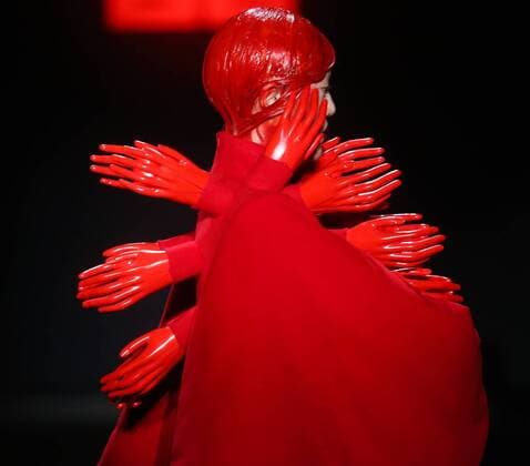 Bilder des Tages BEIJING, CHINA - MARCH 31: (CHINA OUT) A model showcases designs on the runway at Sheguang Hu Collection during the Mercedes-Benz China Fashion Week Autumn Winter 2016 2017 at 751D.Park on March 31, 2016 in Beijing, China.  CFP481980111