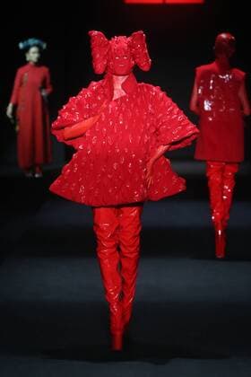 BEIJING, CHINA - MARCH 31: (CHINA OUT) A model showcases designs on the runway at Sheguang Hu Collection during the Mercedes-Benz China Fashion Week Autumn Winter 2016 2017 at 751D.Park on March 31, 2016 in Beijing, China.  CFP481980112