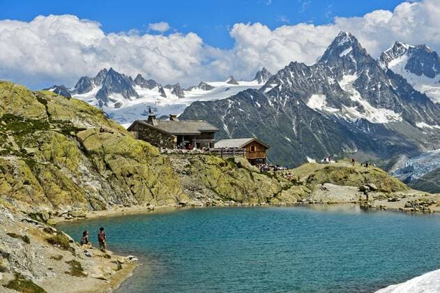Berghütte Refuge du Lac Blanc im Naturreservat Aiguilles Rouges, hinten Gipfel Aiguille de Chardonnet, Chamonix, Département Haute-Savoie, Frankreich, Europa Copyright: imageBROKER/GuenterxFischer iblgva04329794.jpg
