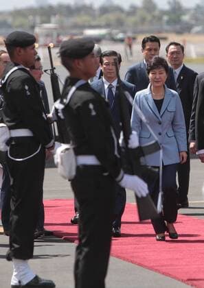 South Korean President Park Geun-hye (C) descends from her plane as she arrives in Mexico City, Mexico, 02 April 2016, for an official visit that will last until 5 April. EFE Sashenka Gutierrez SOUTH KOREAN PRESIDENT VISITS MEXICO !ACHTUNG: NUR REDAKTIONELLE NUTZUNG!  CDM005 20160402-635952361029246980
