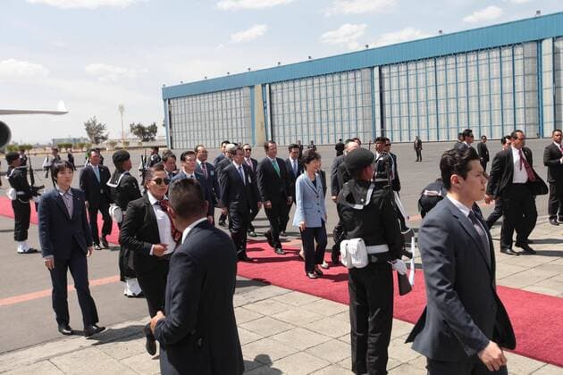 South Korean President Park Geun-hye (C) descends from her plane as she arrives in Mexico City, Mexico, 02 April 2016, for an official visit that will last until 5 April. EFE Sashenka Gutierrez SOUTH KOREAN PRESIDENT VISITS MEXICO !ACHTUNG: NUR REDAKTIONELLE NUTZUNG!  CDM006 20160402-635952362286450980