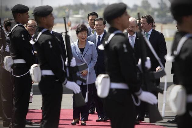 South Korea s President Park Geun-hye (C) reacts upon her arrival to the Benito Juarez International Airport in Mexico City, capital of Mexico, on April 2, 2016. Park Geun-hye made a state visit to Mexico to deepen the strategic partnership between both countries. ) (jp) (fnc) MEXICO-MEXICO CITY-SOUTH KOREA-POLITICS-VISIT AlejandroxAyala 