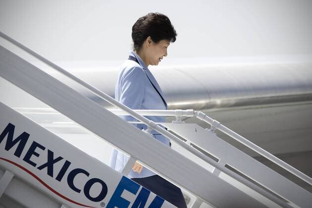South Korea s President Park Geun-hye comes down from the plane at Benito Juarez International Airport in Mexico City, capital of Mexico, on April 2, 2016. Park Geun-hye made a state visit to Mexico to deepen the strategic partnership between both countries. ) (jp) (fnc) MEXICO-MEXICO CITY-SOUTH KOREA-POLITICS-VISIT AlejandroxAyala 
