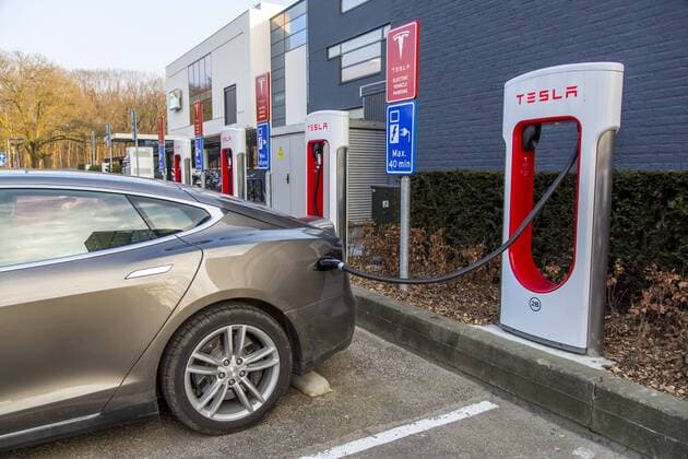 Ladestation für Tesla Elektrofahrzeuge, Tesla-Supercharger, an einem Hotel in Eindhoven, Niederlande,