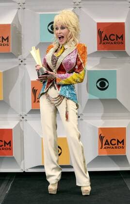 Country Music Awards in Las Vegas - Dolly Parton freut sich über den Tex Ritter Award Dolly Parton holds her Tex Ritter award backstage at the 51st annual Academy of Country Music Awards held at the MGM Grand Arena in Las Vegas, Nevada on April 3, 2016.  LAV20160403355 JIMxRUYMEN