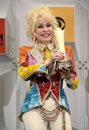 Country Music Awards in Las Vegas - Dolly Parton freut sich über den Tex Ritter Award Dolly Parton holds her Tex Ritter award backstage at the 51st annual Academy of Country Music Awards held at the MGM Grand Arena in Las Vegas, Nevada on April 3, 2016.  LAV20160403359 JIMxRUYMEN