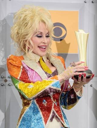 Country Music Awards in Las Vegas - Dolly Parton freut sich über den Tex Ritter Award Dolly Parton holds her Tex Ritter award backstage at the 51st annual Academy of Country Music Awards held at the MGM Grand Arena in Las Vegas, Nevada on April 3, 2016.  LAV20160403360 JIMxRUYMEN