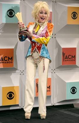 Themen der Woche Bilder des Tages Country Music Awards in Las Vegas - Dolly Parton freut sich über den Tex Ritter Award Dolly Parton holds her Tex Ritter award backstage at the 51st annual Academy of Country Music Awards held at the MGM Grand Arena in Las Vegas, Nevada on April 3, 2016.  LAV20160403364 JIMxRUYMEN
