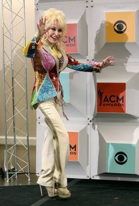 Country Music Awards in Las Vegas - Dolly Parton freut sich über den Tex Ritter Award Dolly Parton holds her Tex Ritter award backstage at the 51st annual Academy of Country Music Awards held at the MGM Grand Arena in Las Vegas, Nevada on April 3, 2016.  LAV20160403354 JIMxRUYMEN