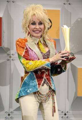 Country Music Awards in Las Vegas - Dolly Parton freut sich über den Tex Ritter Award Dolly Parton holds her Tex Ritter award backstage at the 51st annual Academy of Country Music Awards held at the MGM Grand Arena in Las Vegas, Nevada on April 3, 2016.  LAV20160403362 JIMxRUYMEN