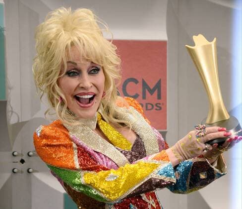 Country Music Awards in Las Vegas - Dolly Parton freut sich über den Tex Ritter Award Dolly Parton holds her Tex Ritter award backstage at the 51st annual Academy of Country Music Awards held at the MGM Grand Arena in Las Vegas, Nevada on April 3, 2016.  LAV20160403363 JIMxRUYMEN