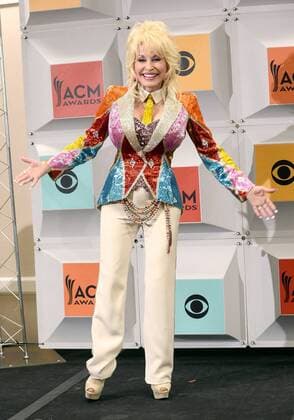 Country Music Awards in Las Vegas - Dolly Parton freut sich über den Tex Ritter Award Dolly Parton holds her Tex Ritter award backstage at the 51st annual Academy of Country Music Awards held at the MGM Grand Arena in Las Vegas, Nevada on April 3, 2016.  LAV20160403366 JIMxRUYMEN
