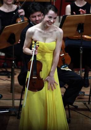 Musikfestival Heidelberger Frühling (160404) -- HEIDELBERG, April 3, 2016 -- Russian-born German violinist Alina Pogostkina expresses thanks to the audience in Kongresshaus Stadthalle Heidelberg during the Heidelberger Fruhling festival in Heidelberg, Germany, on April 3, 2016. The 29-day Heidelberger Fruhling festival was opened on April 2. ) GERMANY-HEIDELBERG-MUSIC LuoxHuanhuan 