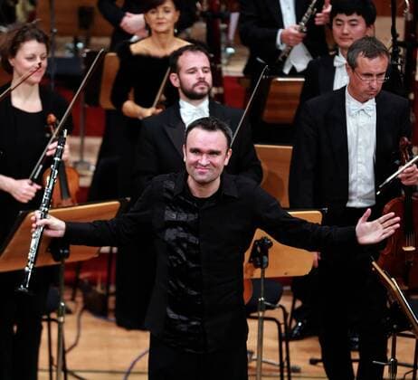Musikfestival Heidelberger Frühling (160404) -- HEIDELBERG, April 3, 2016 -- German composer and clarinetist Joerg Widmann expresses thanks to the audience in Kongresshaus Stadthalle Heidelberg during the Heidelberger Fruhling festival in Heidelberg, Germany, on April 3, 2016. The 29-day Heidelberger Fruhling festival was opened on April 2. ) GERMANY-HEIDELBERG-MUSIC LuoxHuanhuan 