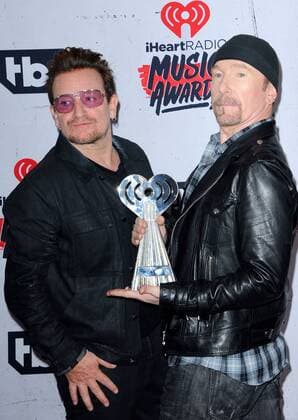iHeartRadio Music Awards 2016 in Los Angeles Bono und The Edge von U2 bei der Verleihung der iHeartRadio Music Awards am 3.04.2016 in Inglewood bei Los Angeles iHeartRadio Music Awards 2016 in Inglewood, Los Angeles 