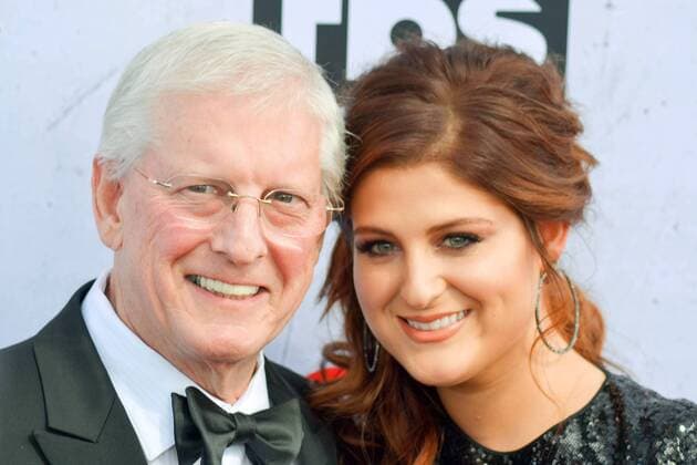 iHeartRadio Music Awards 2016 in Los Angeles Meghan Trainor und ihr Vater Gary bei der Verleihung der iHeartRadio Music Awards am 3.04.2016 in Inglewood bei Los Angeles iHeartRadio Music Awards 2016 in Inglewood, Los Angeles 