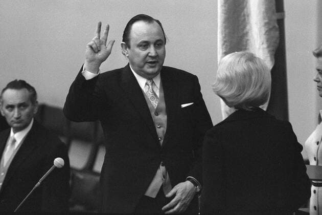 Hans-Dietrich GENSCHER, Politiker, FDP, leistet im Deutschen Bundestag seinen Amtseid als Bundesinnenminister vor Bundestagspraesidentin Annemarie RENGER, sw-Aufnahme, 15.12.1972