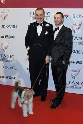 Henry de Winter mit Begleitung - Victress Awards Gala 2016 in Berlin am 04.04.2016. Victress Awards Gala 2016