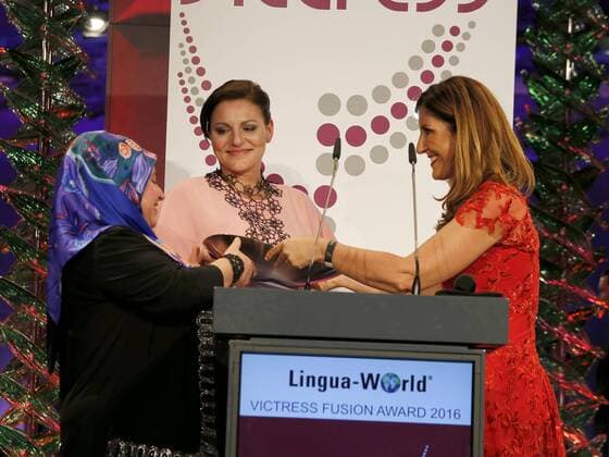Birsen Kilic, Anne-Kathrin Carstensen (Preisträgerin Fuison Award), Nelly Kostadinova (Lingua World GmbH), bei der Verleihung VICTRESS Award 2016 im Hotel Titanic Chausseestr. Berlin.