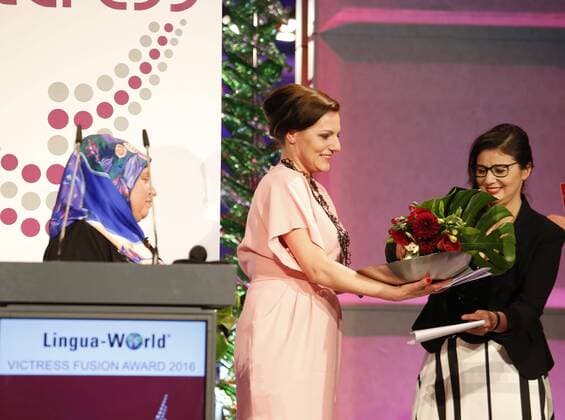 Anne-Kathrin Carstensen (Preisträgerin Fuison Award), Hatice Akyuen (Lingua World GmbH), bei der Verleihung VICTRESS Award 2016 im Hotel Titanic Chausseestr. Berlin.