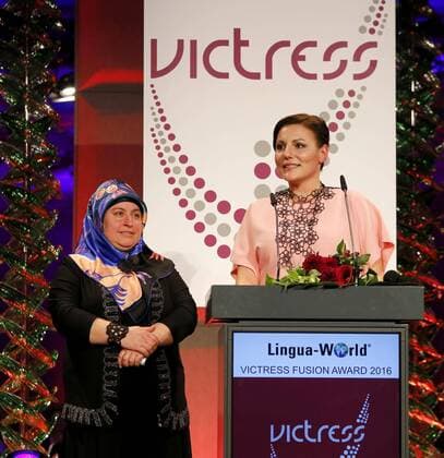 Birsen Kilic, Anne-Kathrin Carstensen (Preisträgerin Fuison Award), bei der Verleihung VICTRESS Award 2016 im Hotel Titanic Chausseestr. Berlin.
