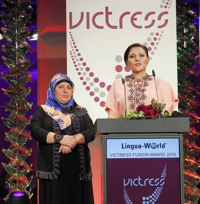 Birsen Kilic, Anne-Kathrin Carstensen (Preisträgerin Fuison Award), bei der Verleihung VICTRESS Award 2016 im Hotel Titanic Chausseestr. Berlin.